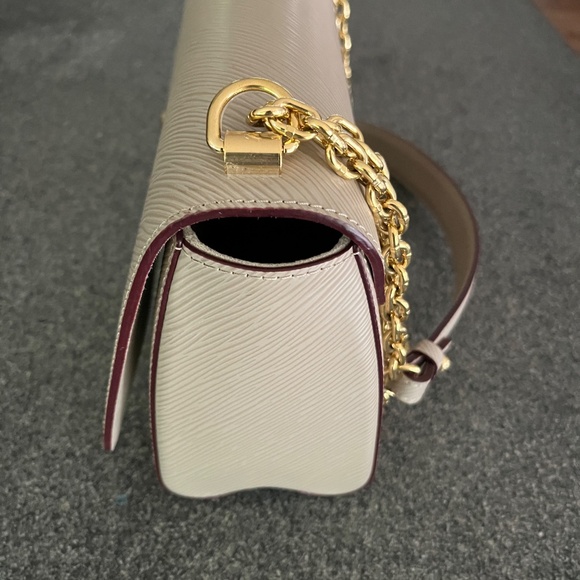 The Louis Vuitton Epi Twist L - Picture 5 of 5